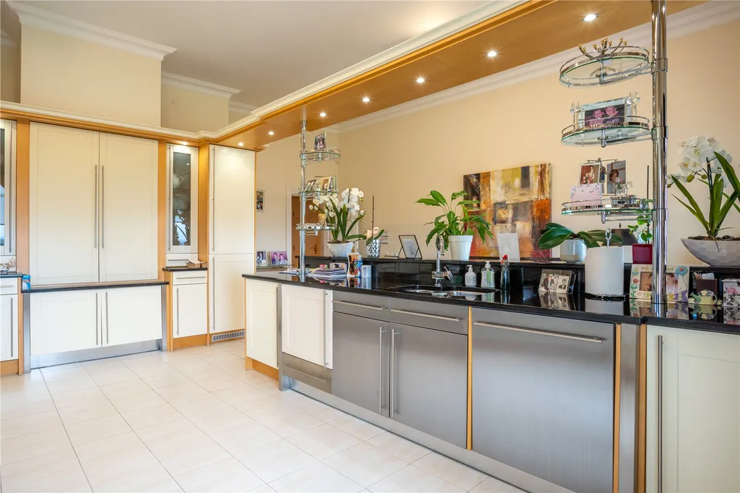4 bed flat for sale