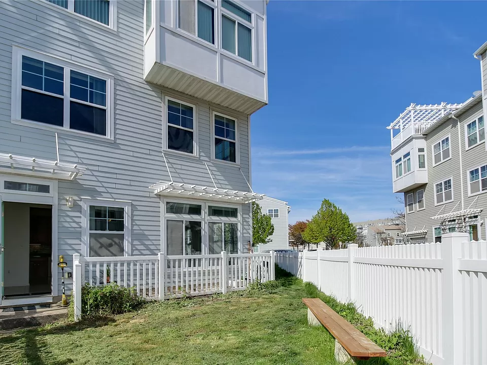 Catamaran Way, Arverne