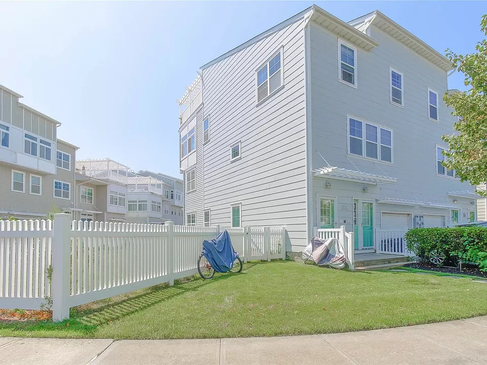 Catamaran Way, Arverne
