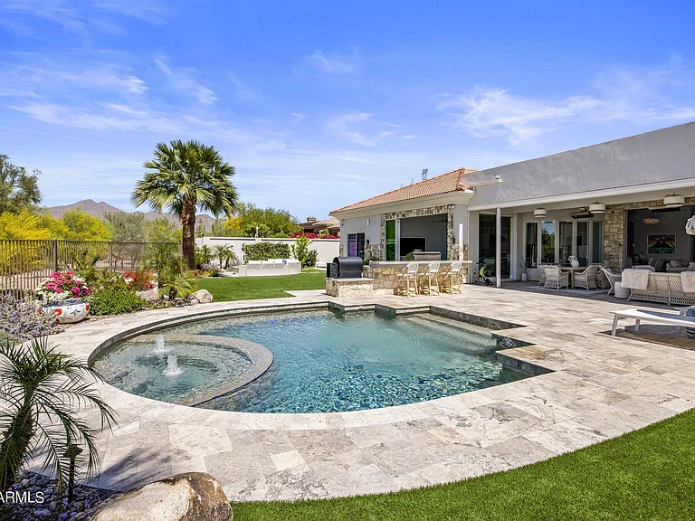4 bed room luxury single-story