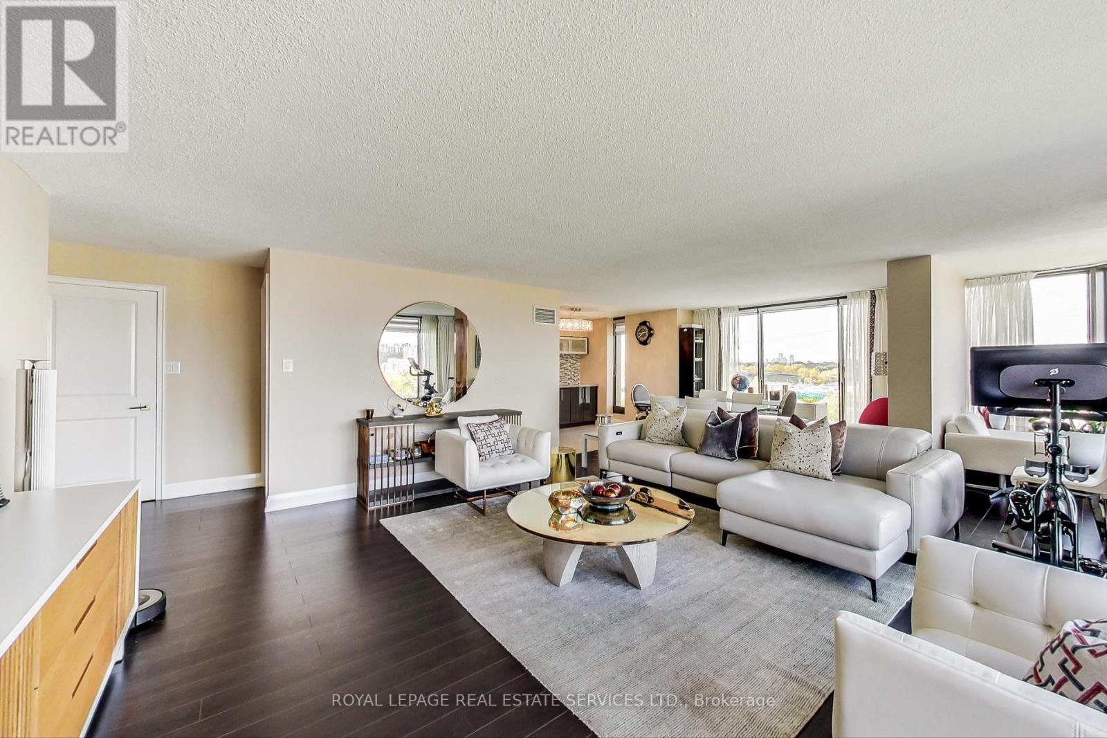 1110 - 2045 LAKE SHORE BOULEVARD W