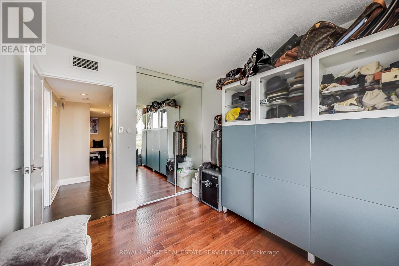 1110 - 2045 LAKE SHORE BOULEVARD W