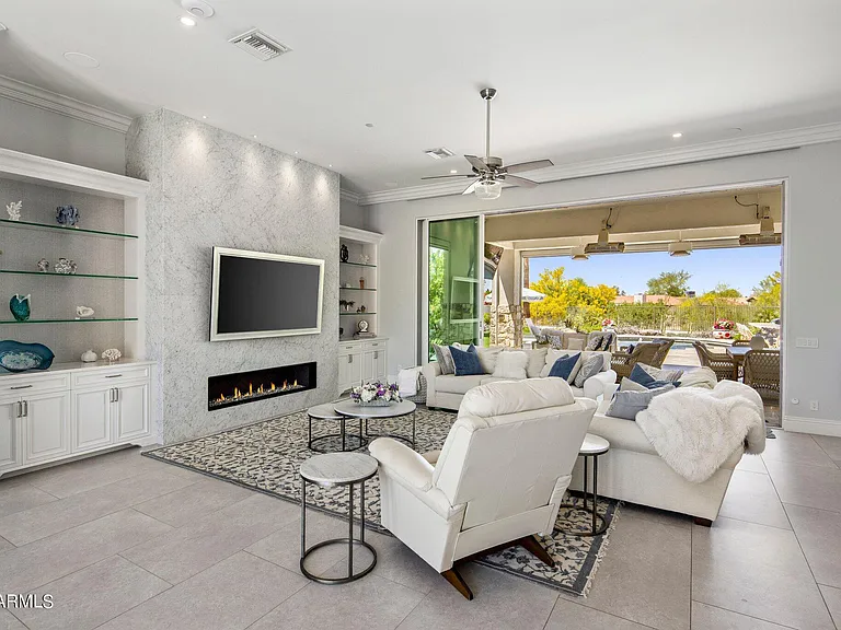 4 bed room luxury single-story