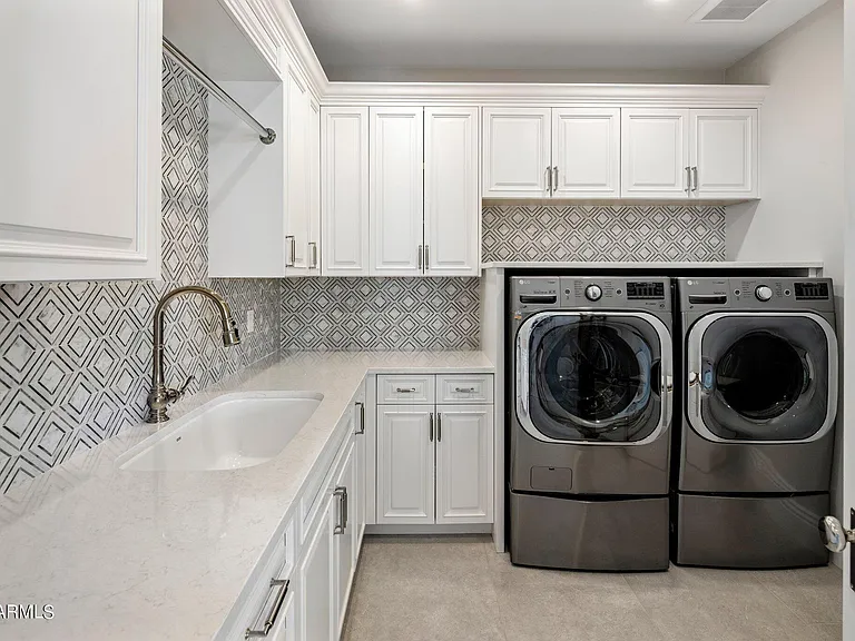 4 bed room luxury single-story