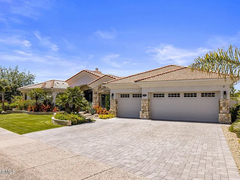 4 bed room luxury single-story