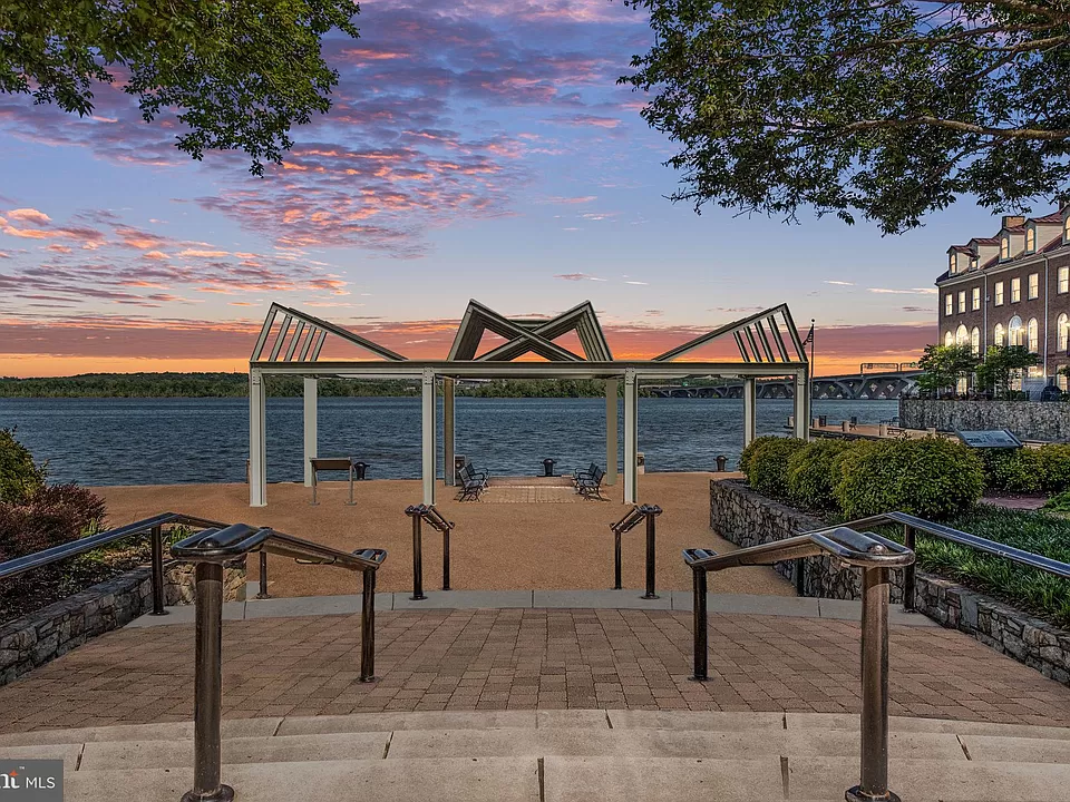 Fords Landing Way, Alexandria