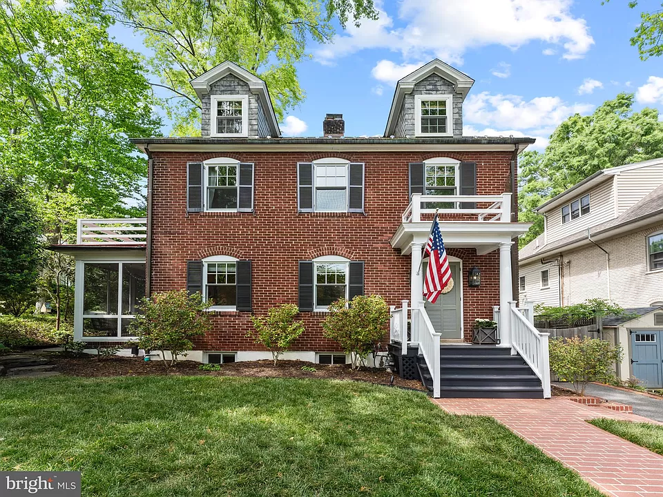 W Maple St, Alexandria