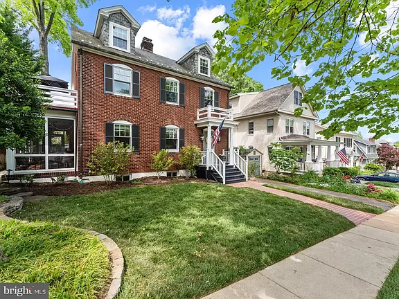 W Maple St, Alexandria